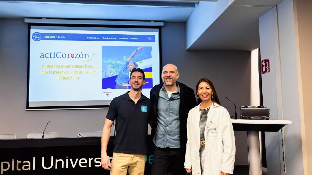 Personas mayores sentadas en una conferencia médica sobre programas de actividad física en hospitales, promovida por la Fundación Siel Bleu.