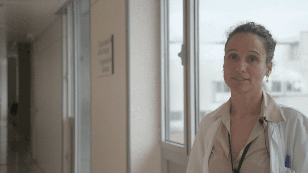 Dra. Vanesa Vicens-Zygmunt del Hospital de Bellvitge explicando los beneficios del ejercicio físico adaptado para pacientes con enfermedades respiratorias