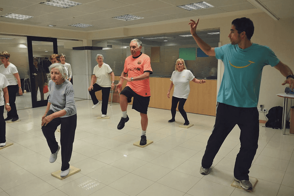 Grupo de personas mayores con un entrenador de Siel Bleu haciendo una sesión de ejercicio