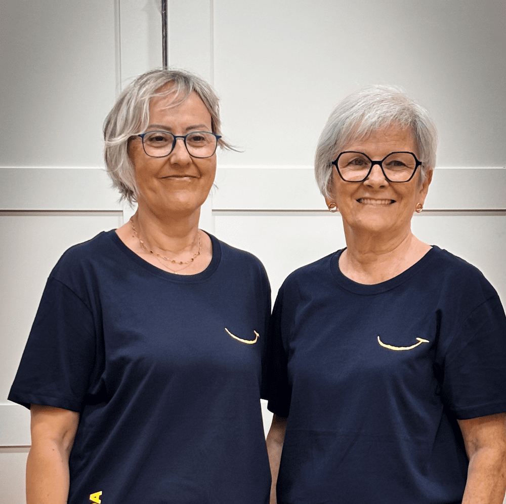 Dos mujeres mayores sonrientes con camisetas de la Fundación Siel Bleu