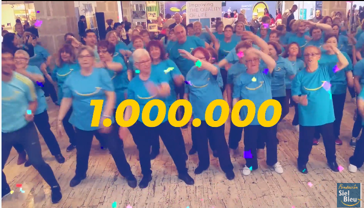 Grupo de personas mayores bailando juntas en una coreografía alegre para celebrar el millón de visualizaciones del Gimnasio Virtual de Siel Bleu.