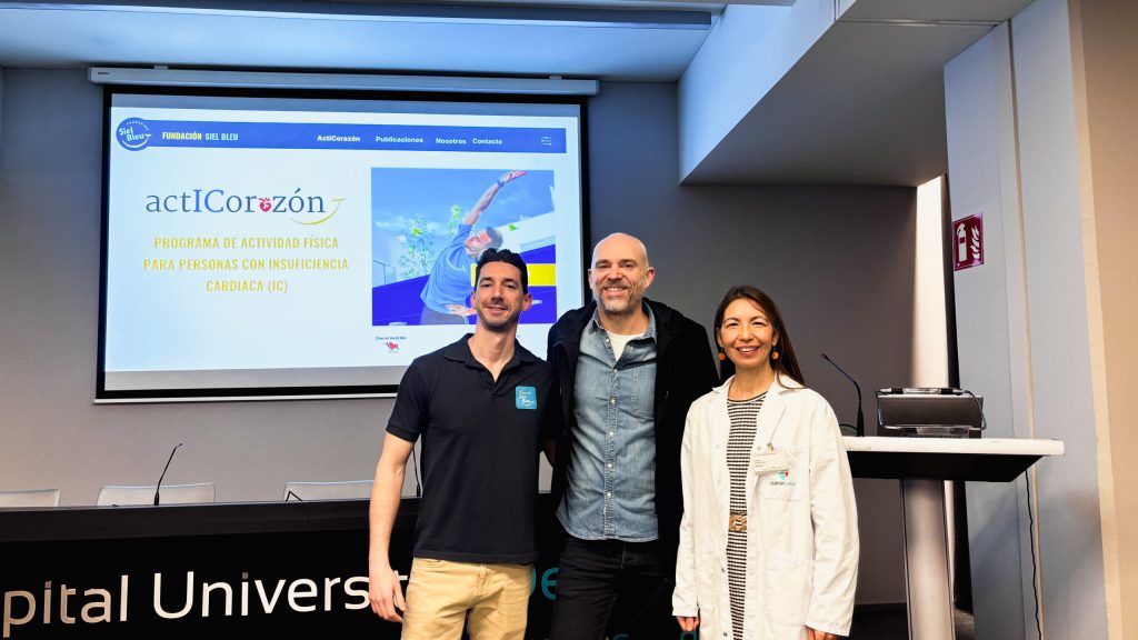 Personas mayores sentadas en una conferencia médica sobre programas de actividad física en hospitales, promovida por la Fundación Siel Bleu.