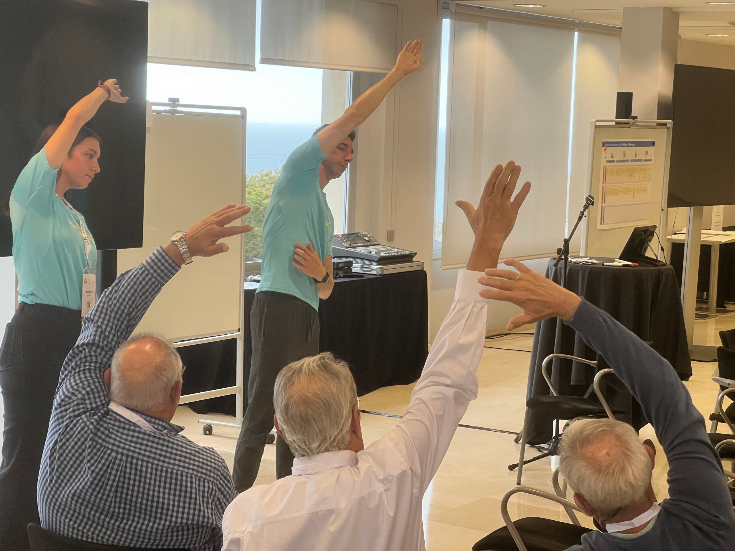 Personas mayores siguiendo ejercicios guiados por profesionales de Siel Bleu en una sala interior