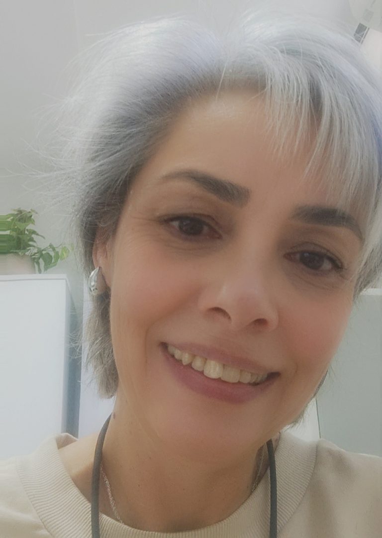 Retrato cercano de la persona entrevistada para el caso de éxito de la Residencia Sagrada Familia, en un entorno de oficina luminoso.