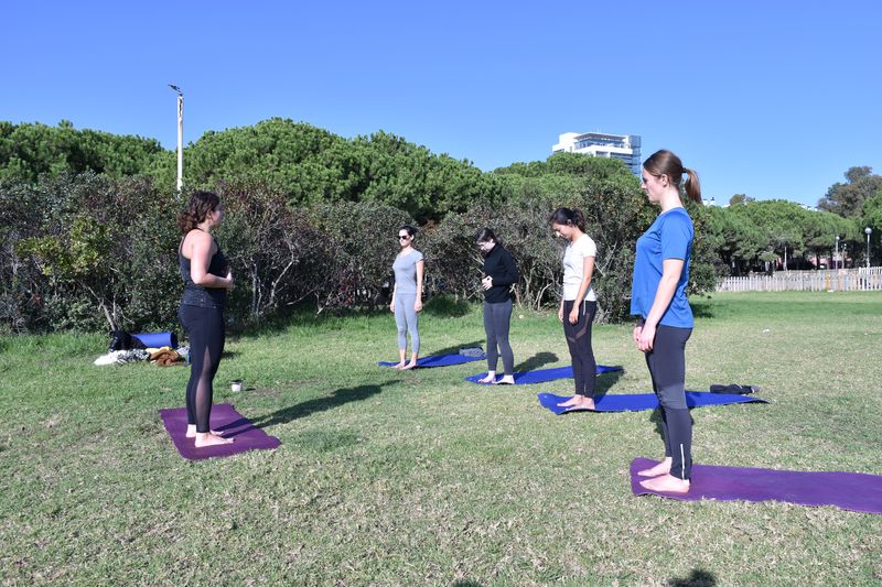 Grupo de empleados con un entrenador de Siel Bleu durante una sesión de ejercicio al aire libre