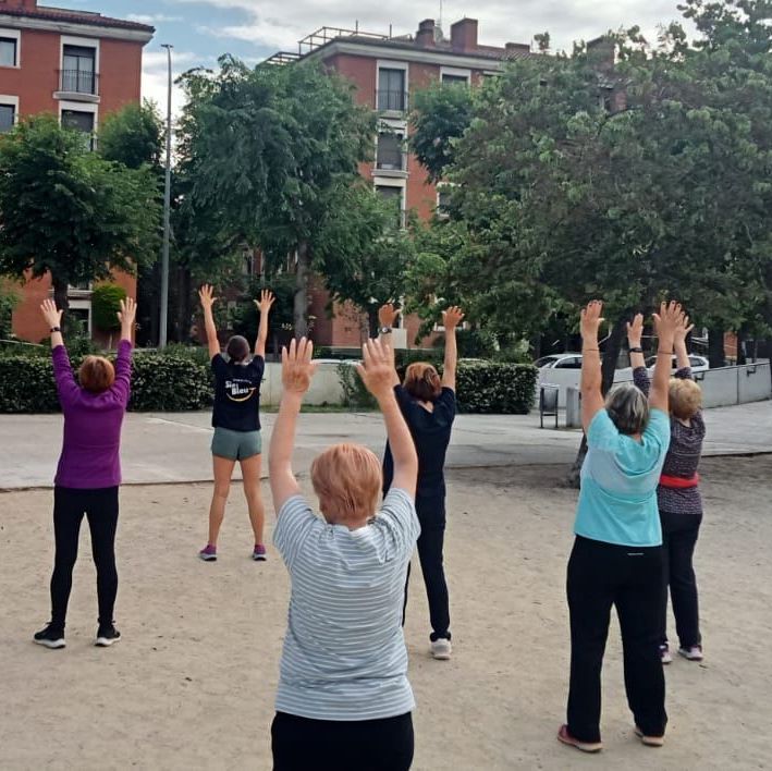 Grupo de mujeres mayores haciendo ejercicio al aire libre con Siel Bleu