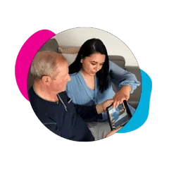 Técnica de Siel Bleu revisando un plan de entrenamiento en una tableta con un hombre mayor